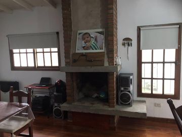 EXCELENTE CASA EN BANFIELD, IDEAL DOS FAMILIAS O PARA UNIFICAR.