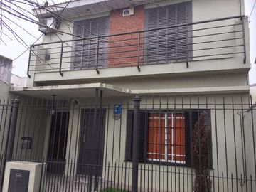 EXCELENTE CASA EN BANFIELD, IDEAL DOS FAMILIAS O PARA UNIFICAR.