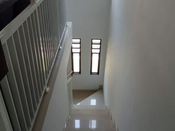 Rumah 2 lantai di Perum Paradise jalan Palagan km 7