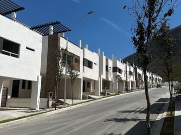 CASA  EN VENTA BALCONES SAN PATRICIO ESCOBEDO