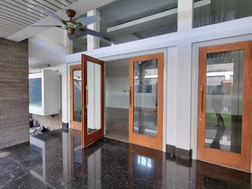 DIJUAL RUMAH LUAS, MODERN at Jl BANDUNG, MENTENG, JAKPUS