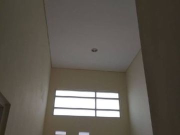 rumah di gunung anyar hadap barat strategis