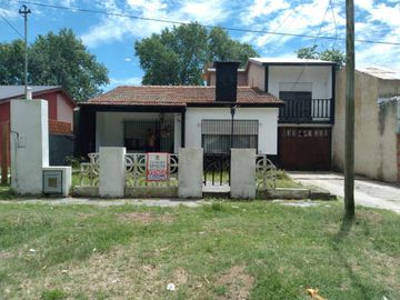 AMPLIA CASA EN ZONA DE RESIDENTES
