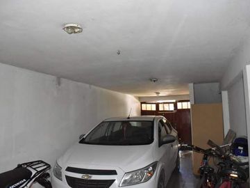 AMPLIA CASA EN ZONA DE RESIDENTES