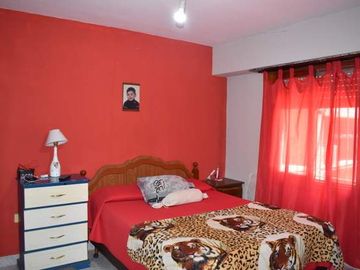 AMPLIA CASA EN ZONA DE RESIDENTES