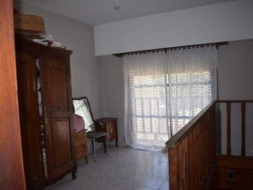AMPLIA CASA EN ZONA DE RESIDENTES