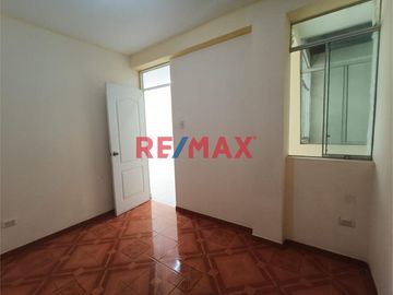 🏡 En venta: Acogedora Casa Urbana de 2 Pisos en Chiclayo 🌳

Ubicación privilegiada: Las Palmas II Etapa, frente al parque, donde la tranquilidad y l