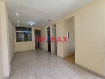 🏡 En venta: Acogedora Casa Urbana de 2 Pisos en Chiclayo 🌳

Ubicación privilegiada: Las Palmas II Etapa, frente al parque, donde la tranquilidad y l