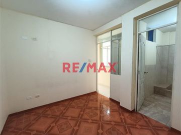 🏡 En venta: Acogedora Casa Urbana de 2 Pisos en Chiclayo 🌳

Ubicación privilegiada: Las Palmas II Etapa, frente al parque, donde la tranquilidad y l
