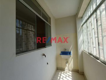 🏡 En venta: Acogedora Casa Urbana de 2 Pisos en Chiclayo 🌳

Ubicación privilegiada: Las Palmas II Etapa, frente al parque, donde la tranquilidad y l