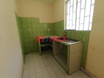 🏡 En venta: Acogedora Casa Urbana de 2 Pisos en Chiclayo 🌳

Ubicación privilegiada: Las Palmas II Etapa, frente al parque, donde la tranquilidad y l