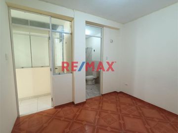 🏡 En venta: Acogedora Casa Urbana de 2 Pisos en Chiclayo 🌳

Ubicación privilegiada: Las Palmas II Etapa, frente al parque, donde la tranquilidad y l