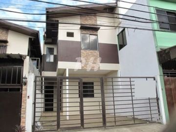 Comfy Townhouse in Fairview near Commonwealth Avenue PH901