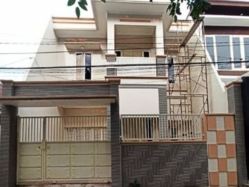 xyhne.Rumah Sutorejo Selatan NEW MINIMALIS STRATEGIS, Row 2.5 mobil