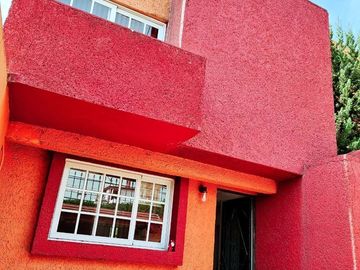 PRECIOSA CASA EN VIVEROS DE LA LOMA