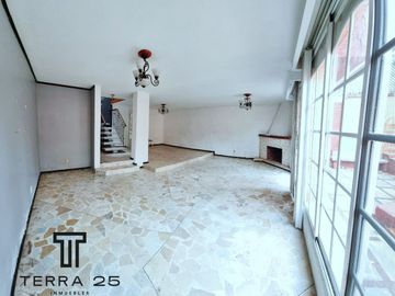 PRECIOSA CASA EN VIVEROS DE LA LOMA