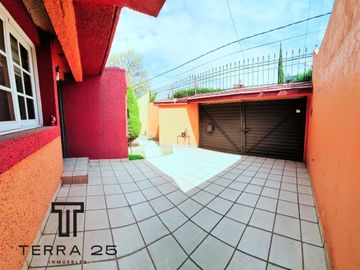 PRECIOSA CASA EN VIVEROS DE LA LOMA