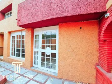 PRECIOSA CASA EN VIVEROS DE LA LOMA