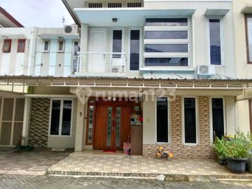 Rumah Bagus 2 Lantai Lokasi Strategis Akses Mudah Dekat Stasiun MRT di Jagakarsa, Jakarta Selatan