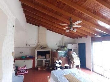 CASA 3 AMPLIOS AMBIENTES CON DEPTO 2 AMB. LOTE 420M2