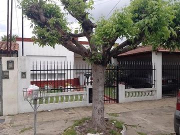 CASA 3 AMPLIOS AMBIENTES CON DEPTO 2 AMB. LOTE 420M2