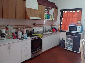 CASA 3 AMPLIOS AMBIENTES CON DEPTO 2 AMB. LOTE 420M2