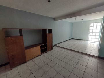 CASA EN VENTA DE 2 PISOS CERCA DE AREAS COMERCIALES UNIDAD HAB. EL COYOL
