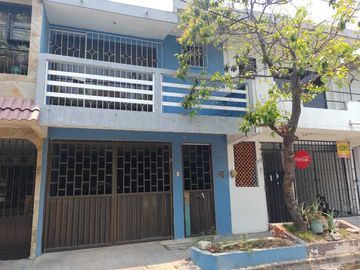CASA EN VENTA DE 2 PISOS CERCA DE AREAS COMERCIALES UNIDAD HAB. EL COYOL