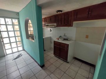 CASA EN VENTA DE 2 PISOS CERCA DE AREAS COMERCIALES UNIDAD HAB. EL COYOL