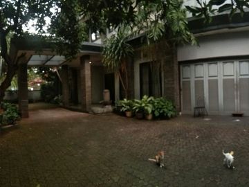 Rumah di Veteran Bintaro, Jakarta Selatan. Mewah & Strategis