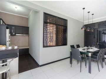 DIJUAL Rumah Taman Pondok Indah Wiyung - SEMI FURNISH (Exclude meja makan & dispenser)