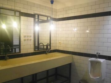 Gedung 5 lantai siap pakai di kemang jakarta selatan