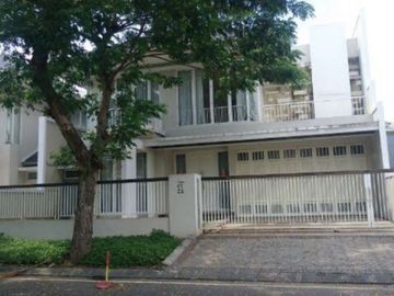 Rumah mewah di jalan utama royal Residence Surabaya