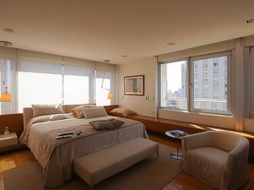 VENDE ESPECTACULAR SEMIPISO Muy alto vista al río en torre LE PARC Pto. Madero y cocheras