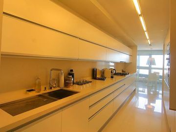 VENDE ESPECTACULAR SEMIPISO Muy alto vista al río en torre LE PARC Pto. Madero y cocheras