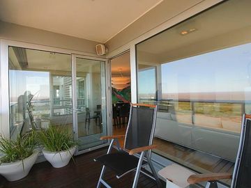 VENDE ESPECTACULAR SEMIPISO Muy alto vista al río en torre LE PARC Pto. Madero y cocheras