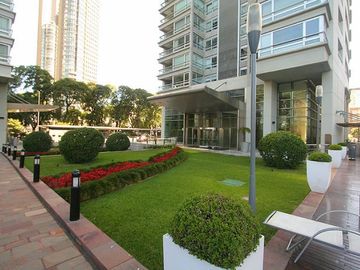 VENDE ESPECTACULAR SEMIPISO Muy alto vista al río en torre LE PARC Pto. Madero y cocheras