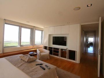 VENDE ESPECTACULAR SEMIPISO Muy alto vista al río en torre LE PARC Pto. Madero y cocheras