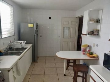 SE VENDE CASA CON PISCINA EN BRISAS DEL GOLF $275,000