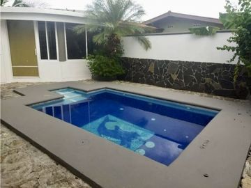 SE VENDE CASA CON PISCINA EN BRISAS DEL GOLF $275,000