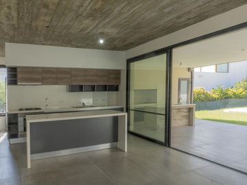 Casa de 3 dormitorios con piscina y parillero en Country San Sebastian