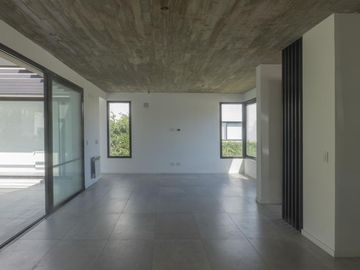 Casa de 3 dormitorios con piscina y parillero en Country San Sebastian