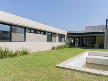 Casa de 3 dormitorios con piscina y parillero en Country San Sebastian