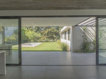 Casa de 3 dormitorios con piscina y parillero en Country San Sebastian