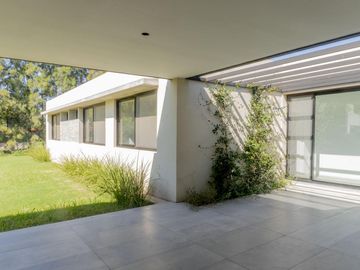 Casa de 3 dormitorios con piscina y parillero en Country San Sebastian