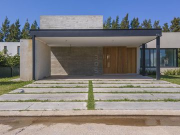 Casa de 3 dormitorios con piscina y parillero en Country San Sebastian