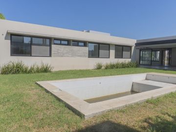 Casa de 3 dormitorios con piscina y parillero en Country San Sebastian