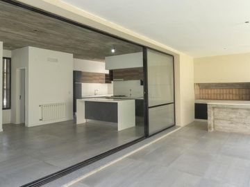 Casa de 3 dormitorios con piscina y parillero en Country San Sebastian