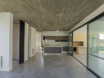 Casa de 3 dormitorios con piscina y parillero en Country San Sebastian