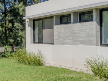 Casa de 3 dormitorios con piscina y parillero en Country San Sebastian